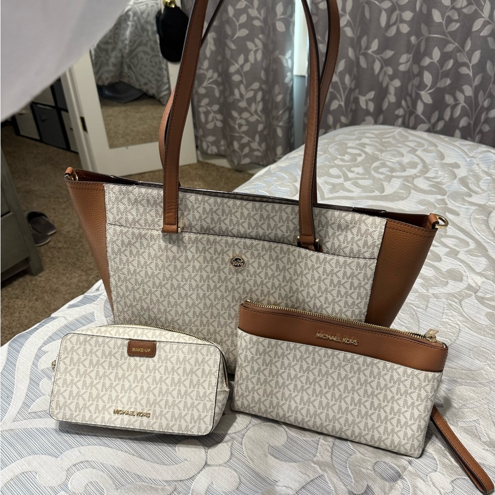 Michael Kors pocketbook make up bag and wristlet set